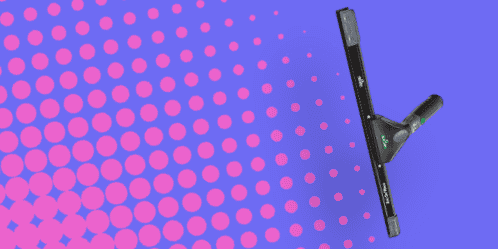 Stofzuiger voor tapijtreiniging op een blauwe achtergrond met roze stippen.